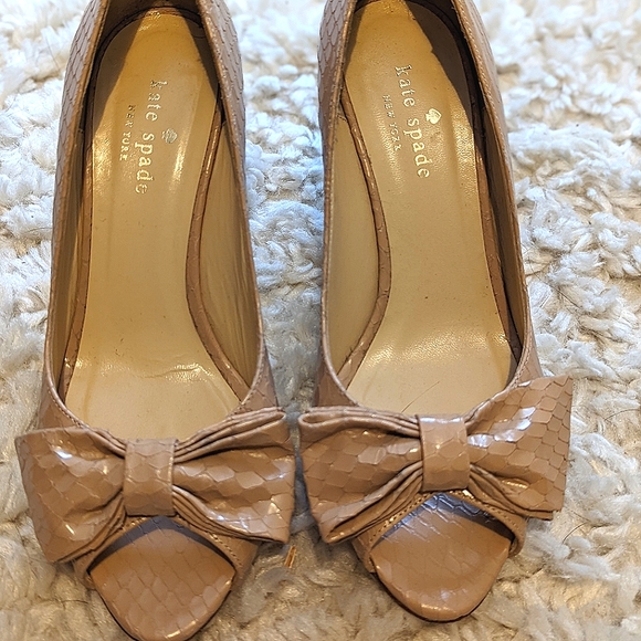 Kate Spade Size 6.5 Nude Leather Heels with Bow - Picture 5 of 5